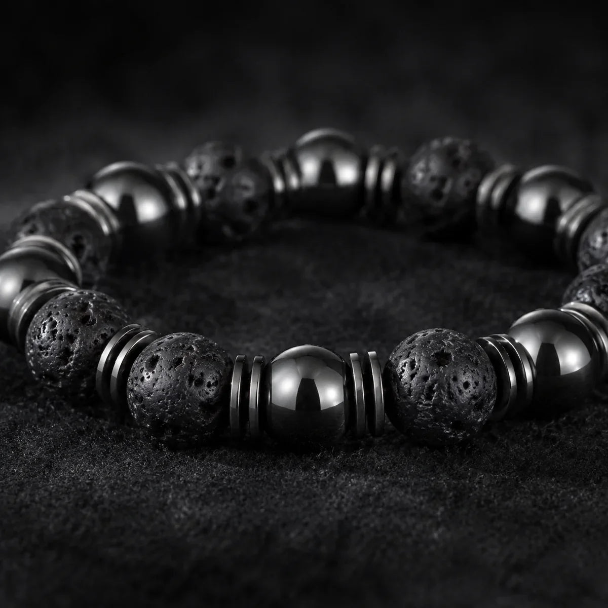 Perles d'hématite polie et de magnétite brute en alternance